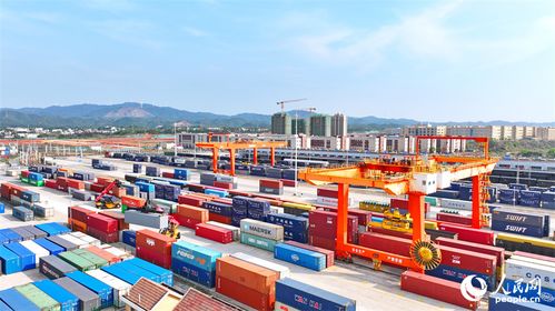 進出口業務驅動區域發展 江西贛州南康區集裝箱裝卸繁忙景象